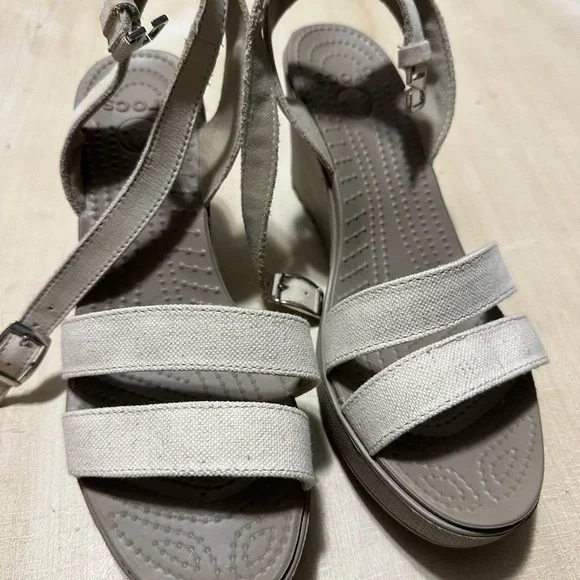CROCS Leigh II Strappy Wedge Sandals in Mushroom/Oatmeal size 8 - Picture 3 of 12